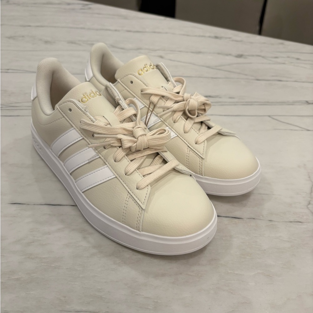 Women’s Adidas Grand Court 2.0 Sneakers Cream Size 9